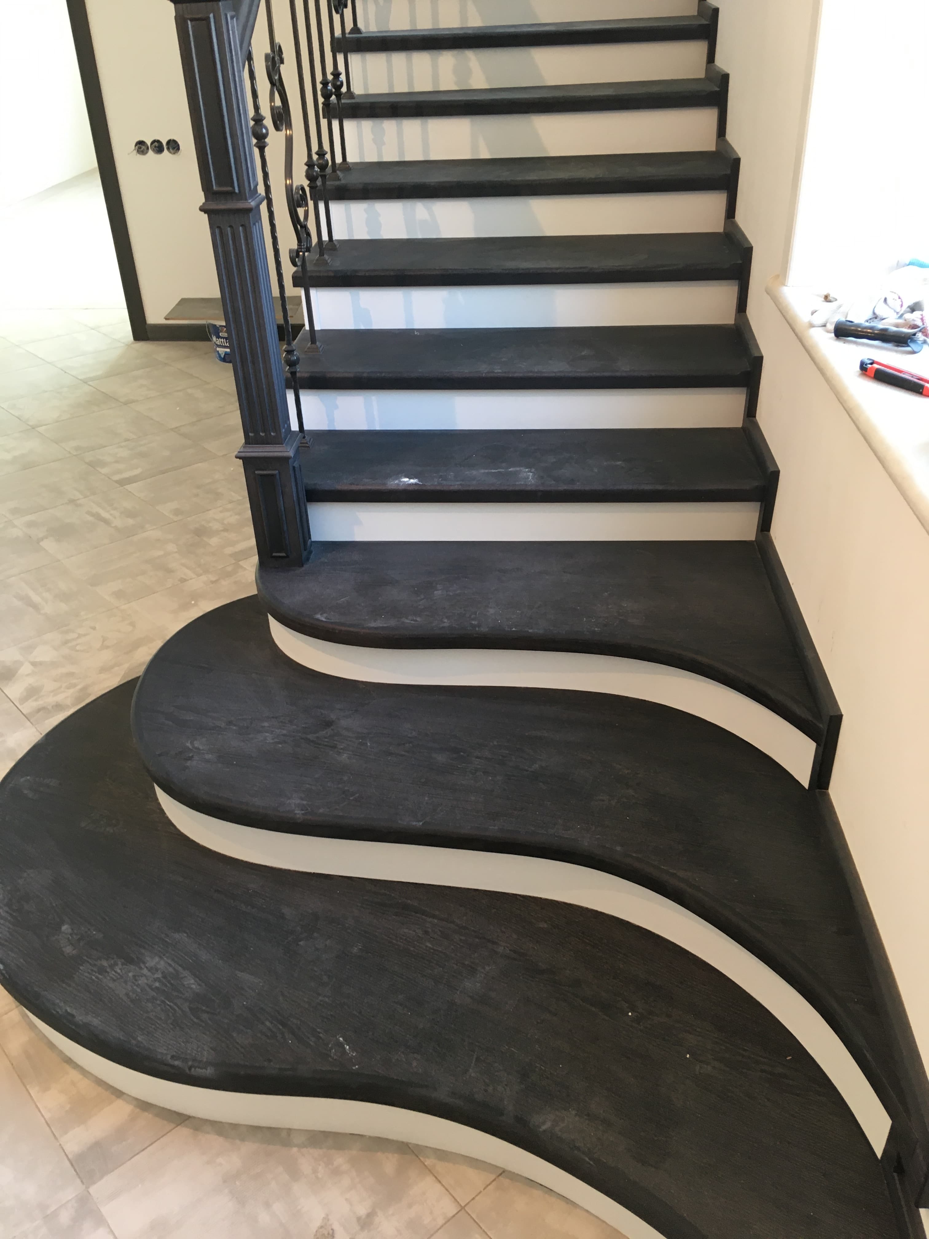 Большие изогнутые пригласительные ступени на бетонной лестнице в доме