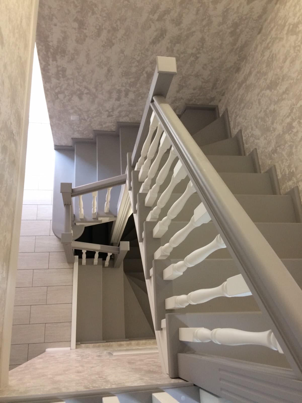 Три этажа лестницы на металлокаркасе в доме в Саранске