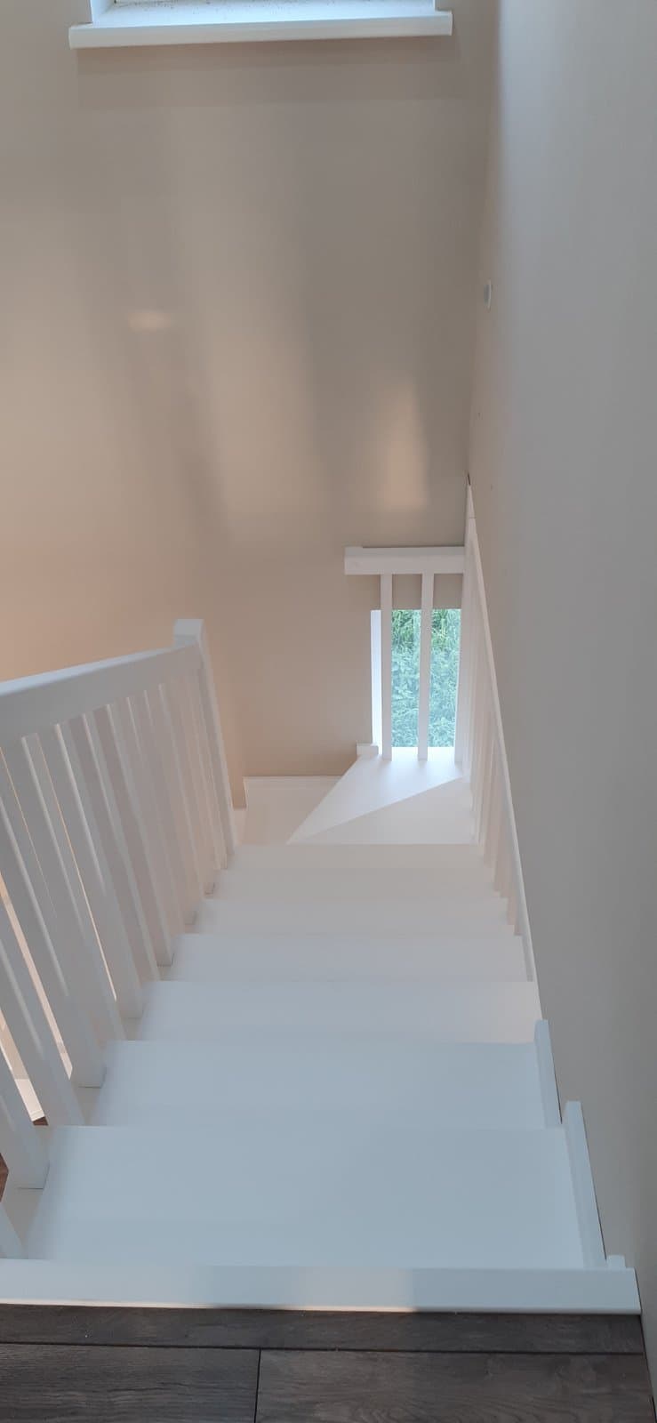 Вид на лестницу со второго этажа, ограждения с двух сторон