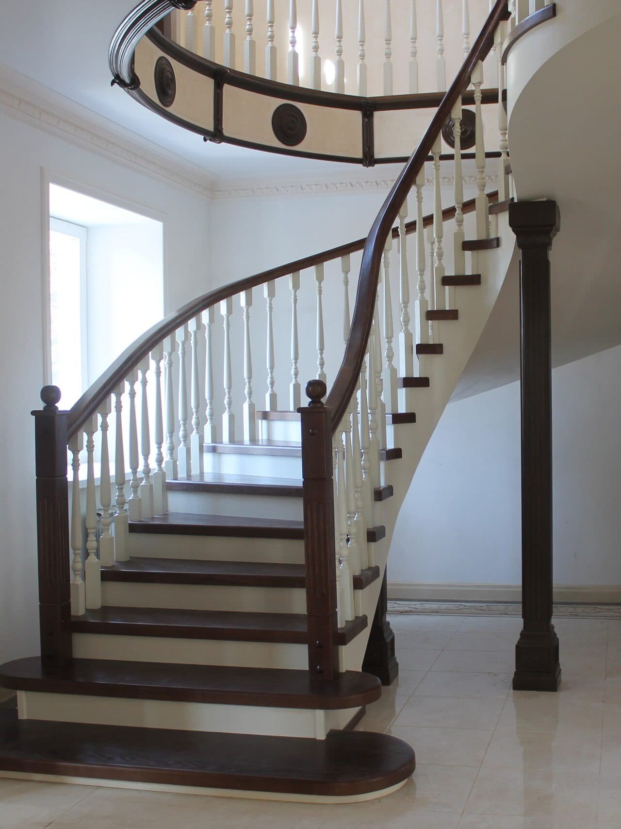 Изгибы эксклюзивной полувинтовой лестницы в интерьере дома