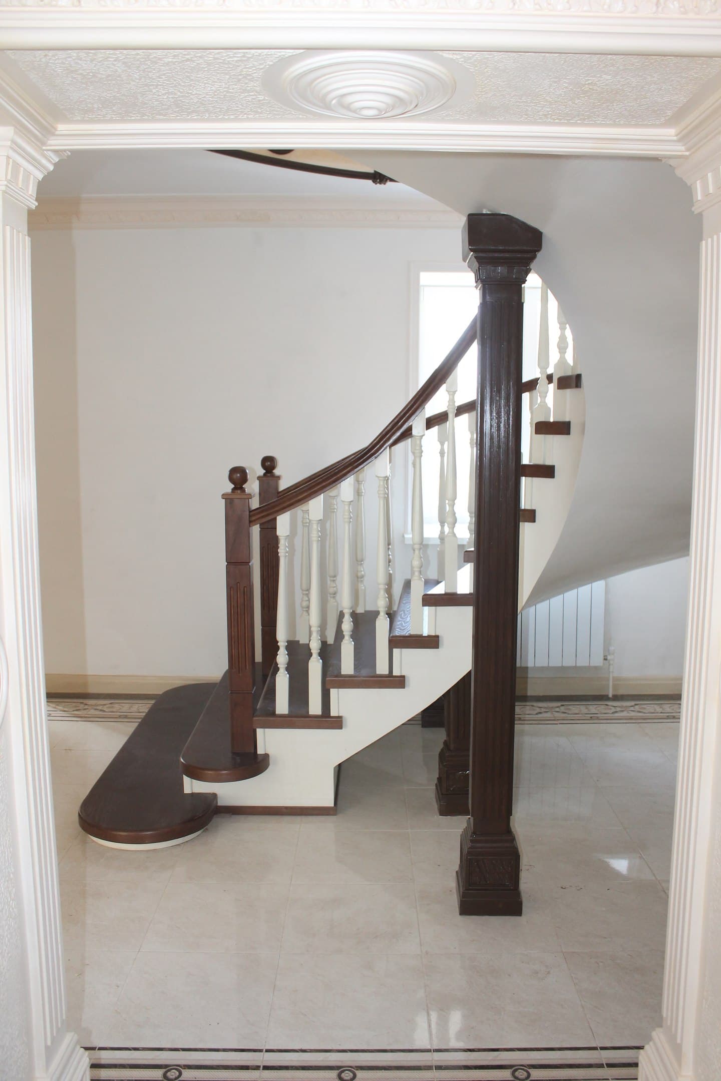 Из зала дома открывается прекрасный вид на полувинтовую лестницу