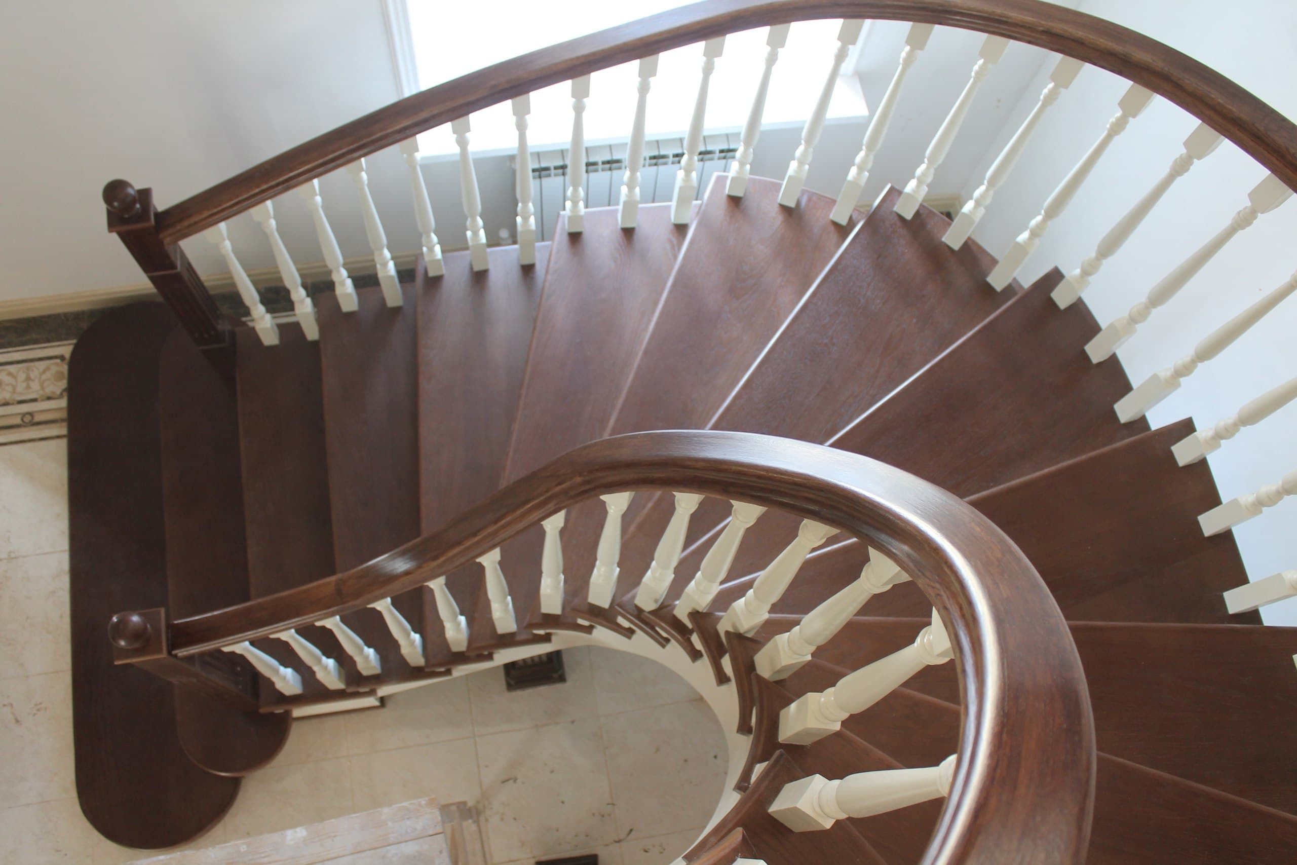 Вид с эксклюзивной лестницы при подъеме на второй этаж