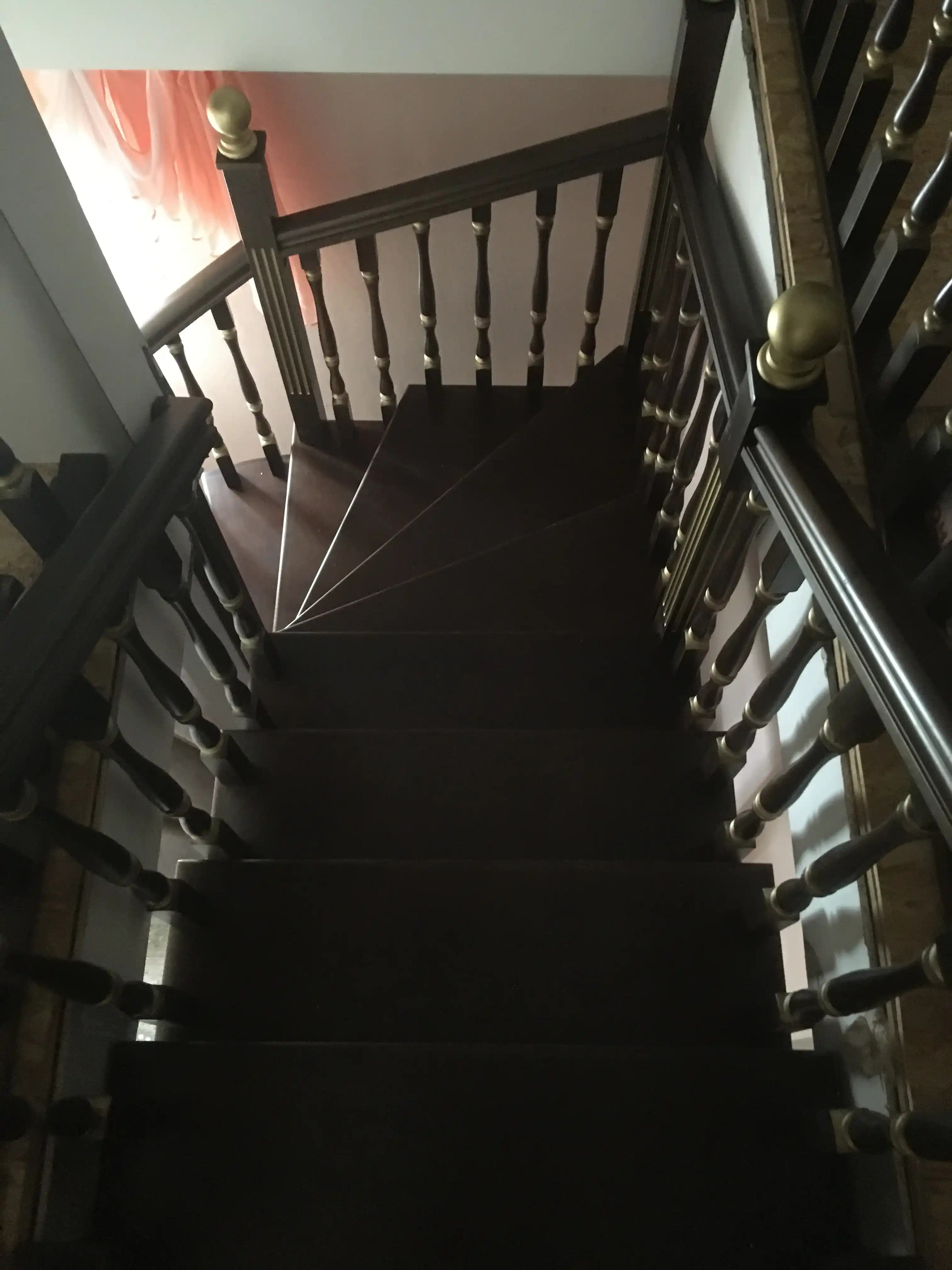 Вид на лестницу из массива березы со второго этажа