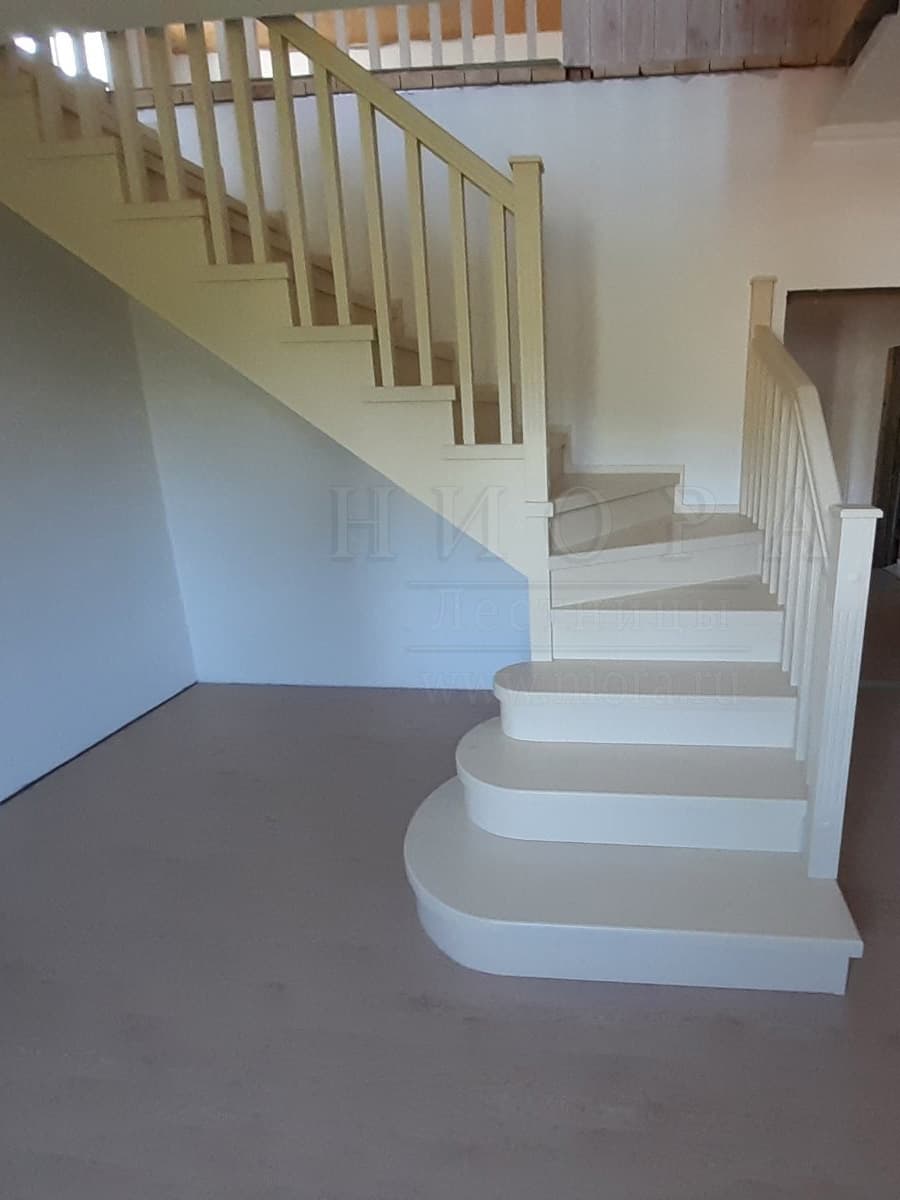 Первый марш без ограждения с одной стороны, подъем на деревянной лестнице