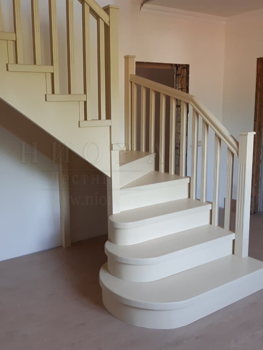 Элегантная деревянная лестница бежевого цвета в интерьере