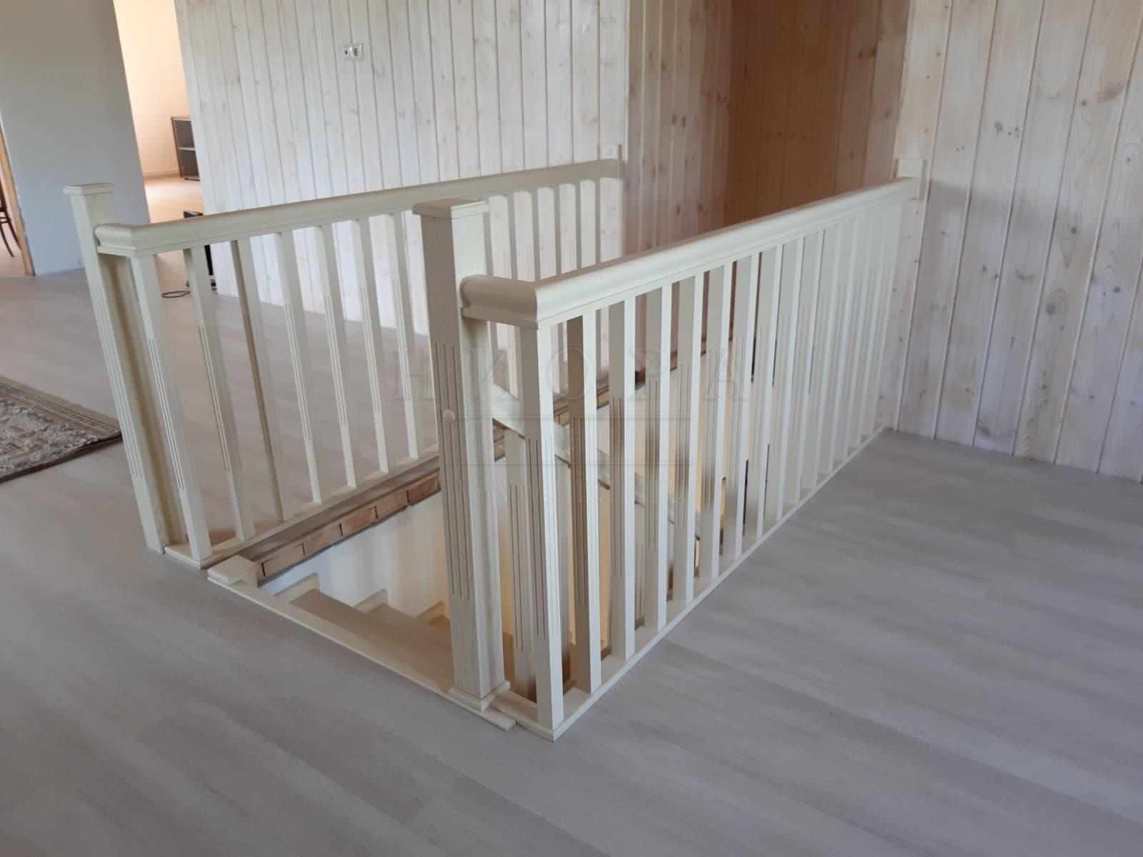 Верхнее ограждение поворотной лестницы на втором этаже