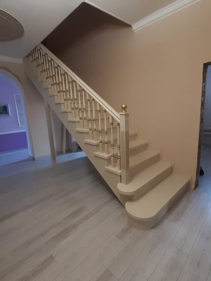 Большая прямая лестница из березы в загородном доме