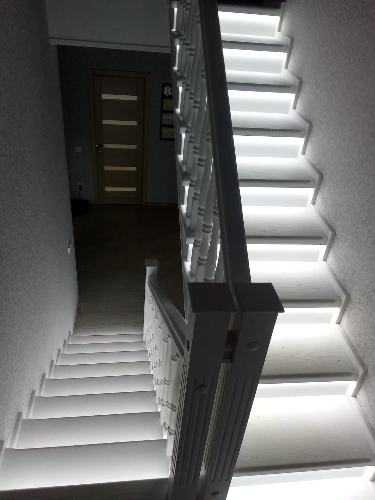 Разворотная лестница с площадкой в Рузаевке в вечернем интерьере