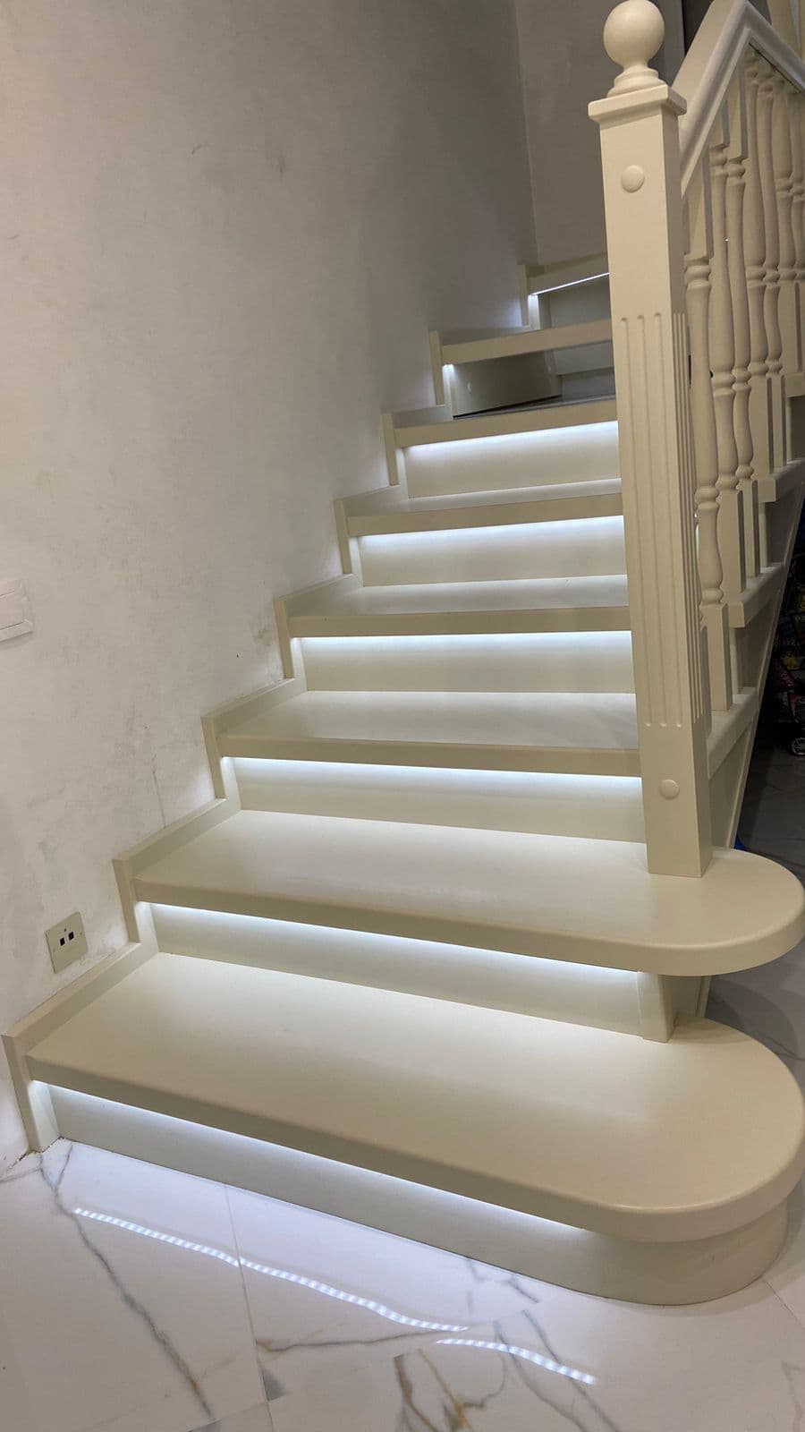 Лестница на второй этаж с умной подсветкой с датчиком движения