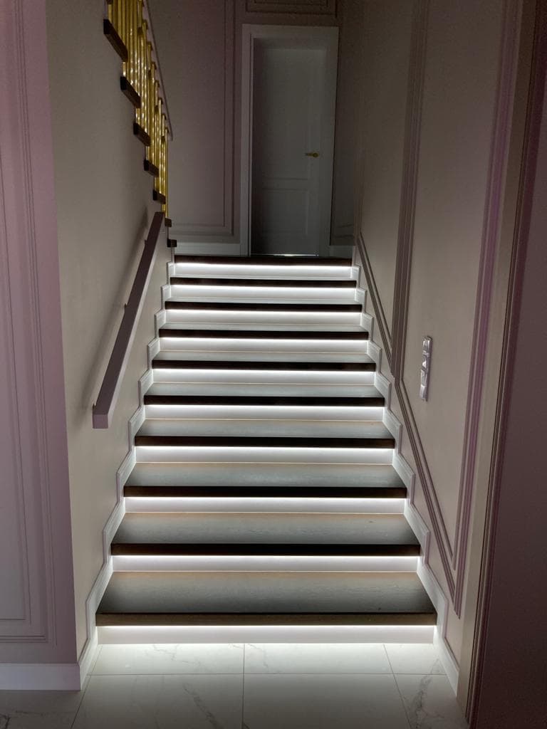 Вид на первый марш П-образной лестницы с подсветкой