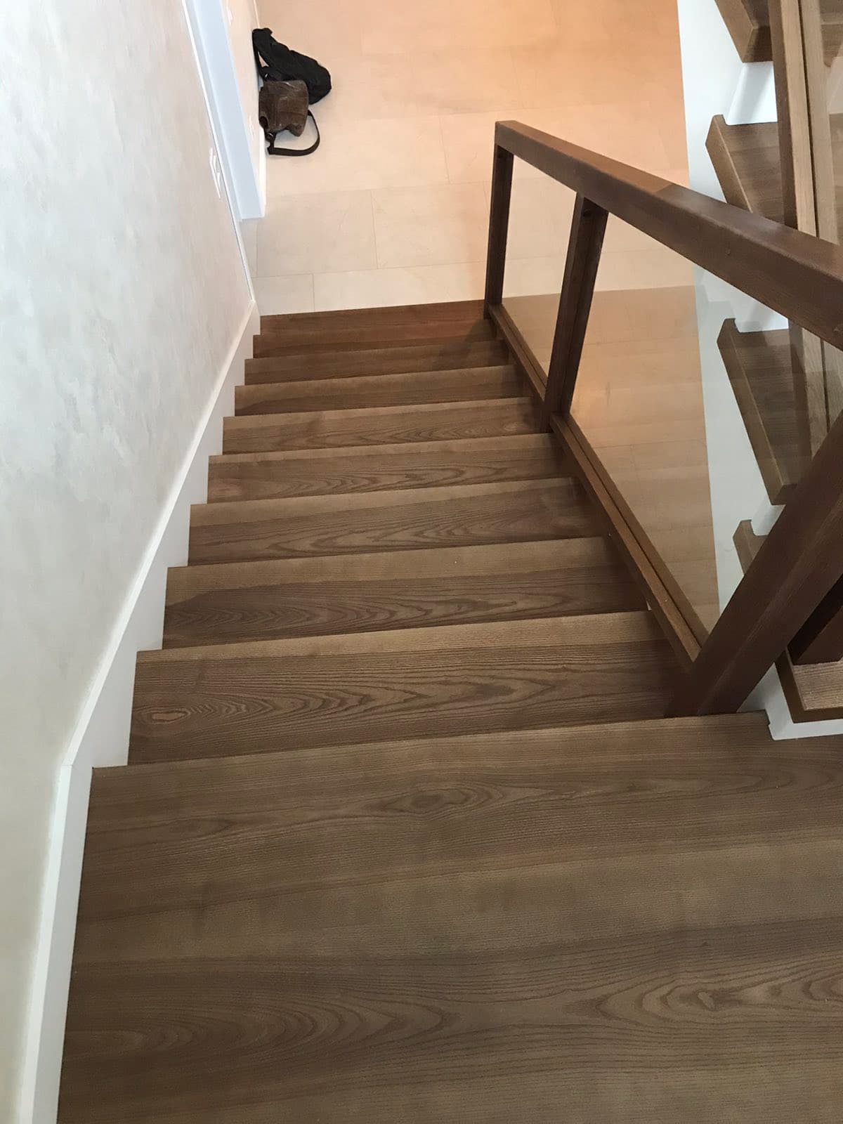 Лестница с площадки показывает элегантность текстуры ясеня в современном интерьере