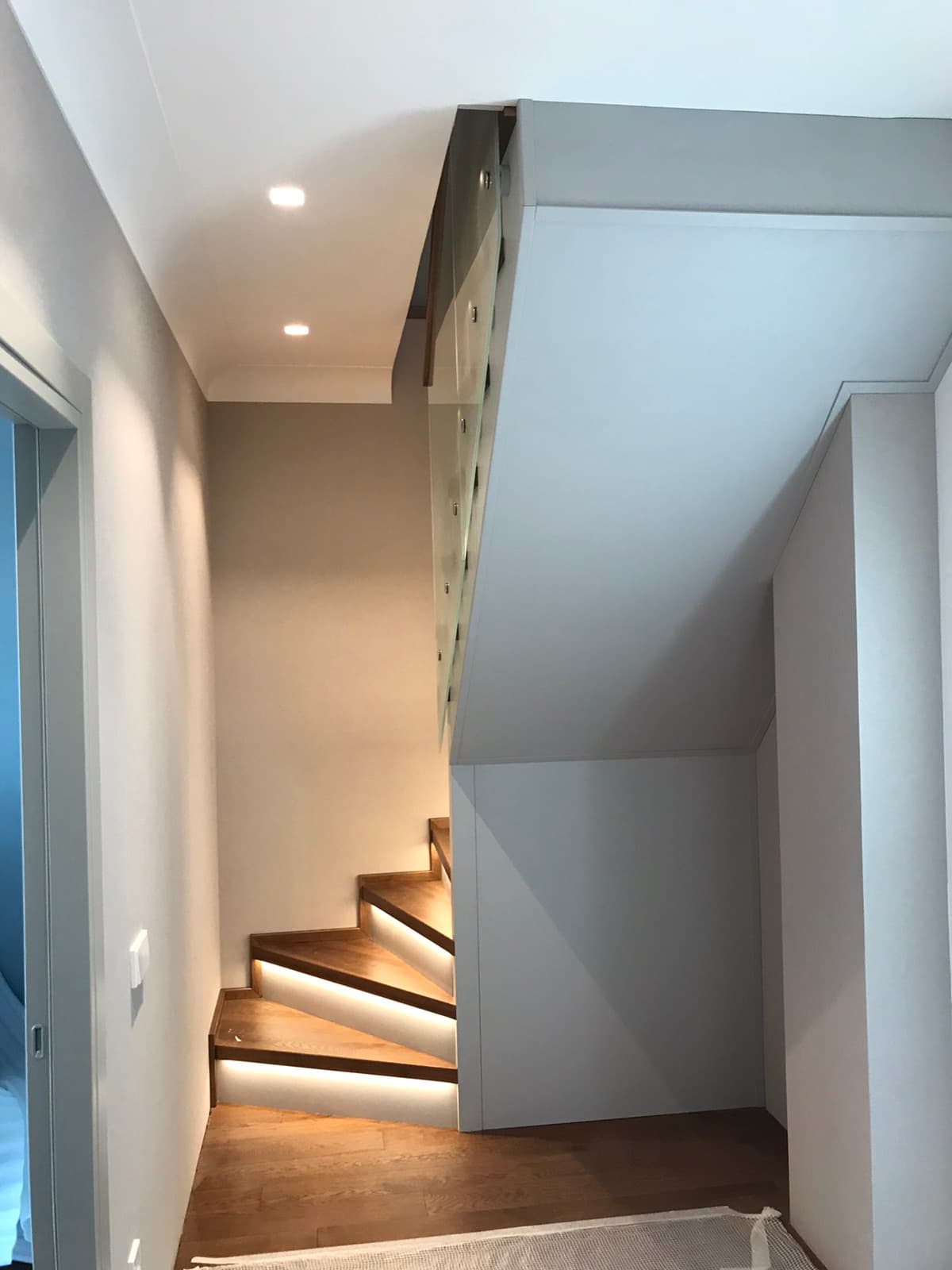 Детали лестницы на металлокаркасе в интерьере таунхауса