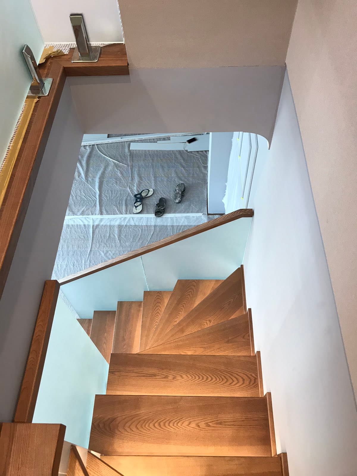 Красивая текстура ясеня на лестнице со стеклянными матовыми ограждениями