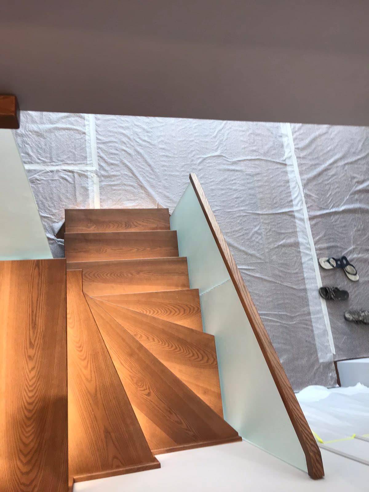 Красивые забежные ступени стильной современной лестницы в таунхаусе