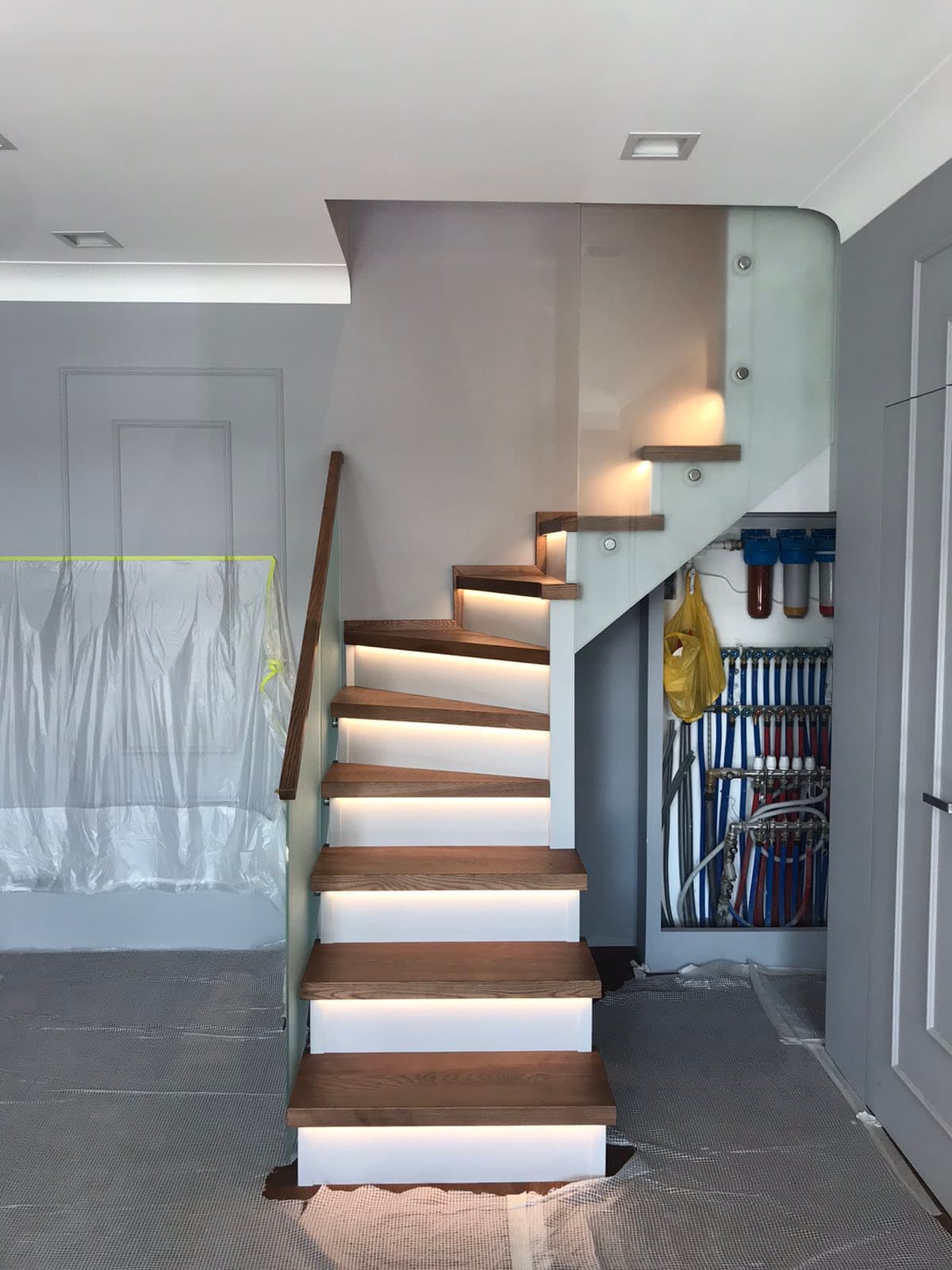 Под обшивкой современной лестницы скрывается технологический узел таунхауса