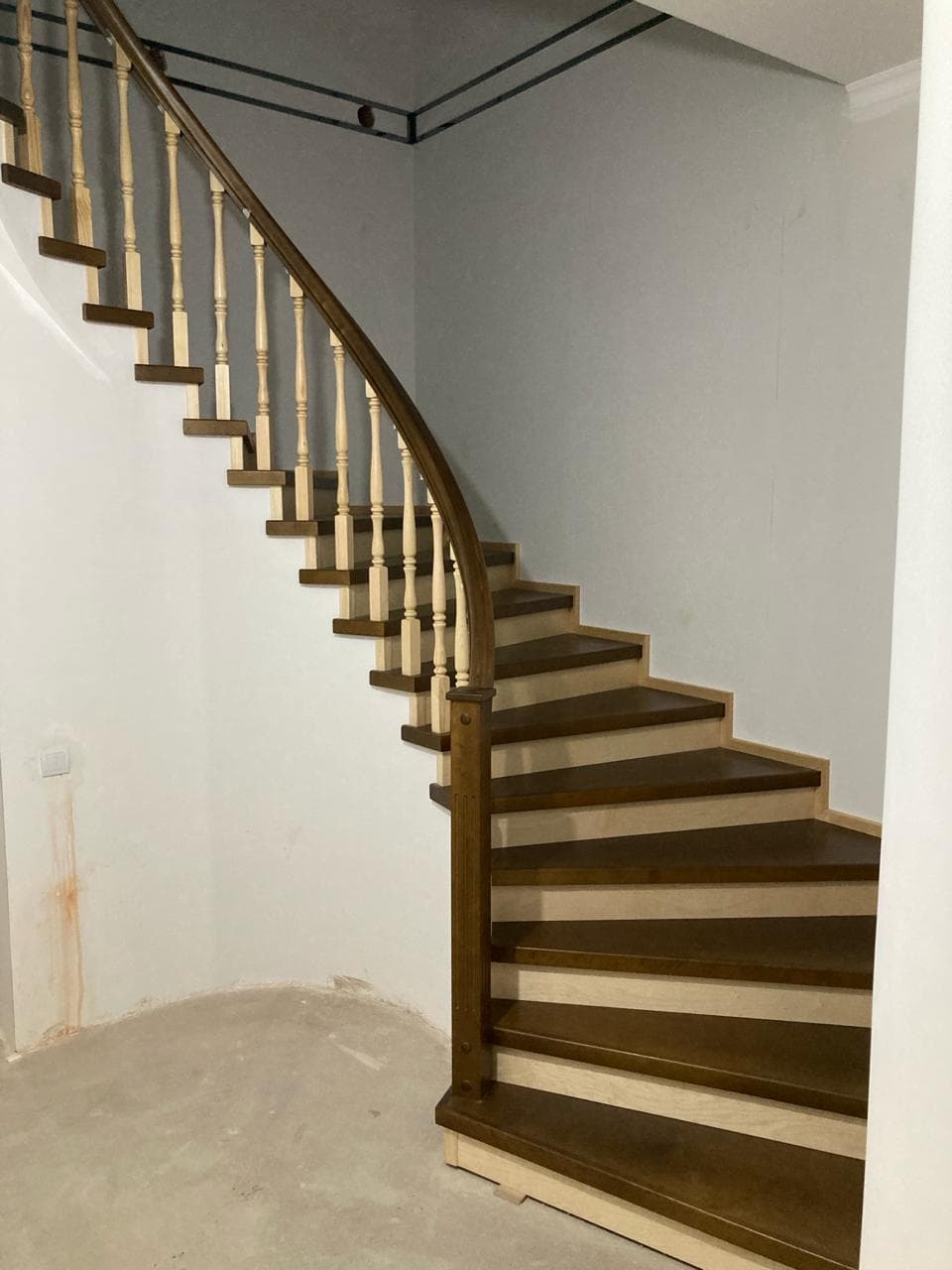 Бетонная лестница с деревянной отделкой в доме