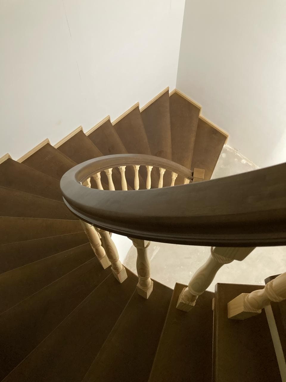 Фигурный изогнутый поручень из березы на лестнице на второй этаж