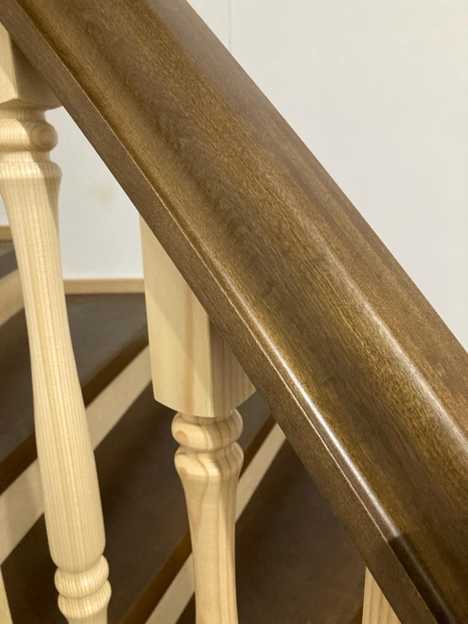 Красивая структура массива березы на фигурном поручне лестницы