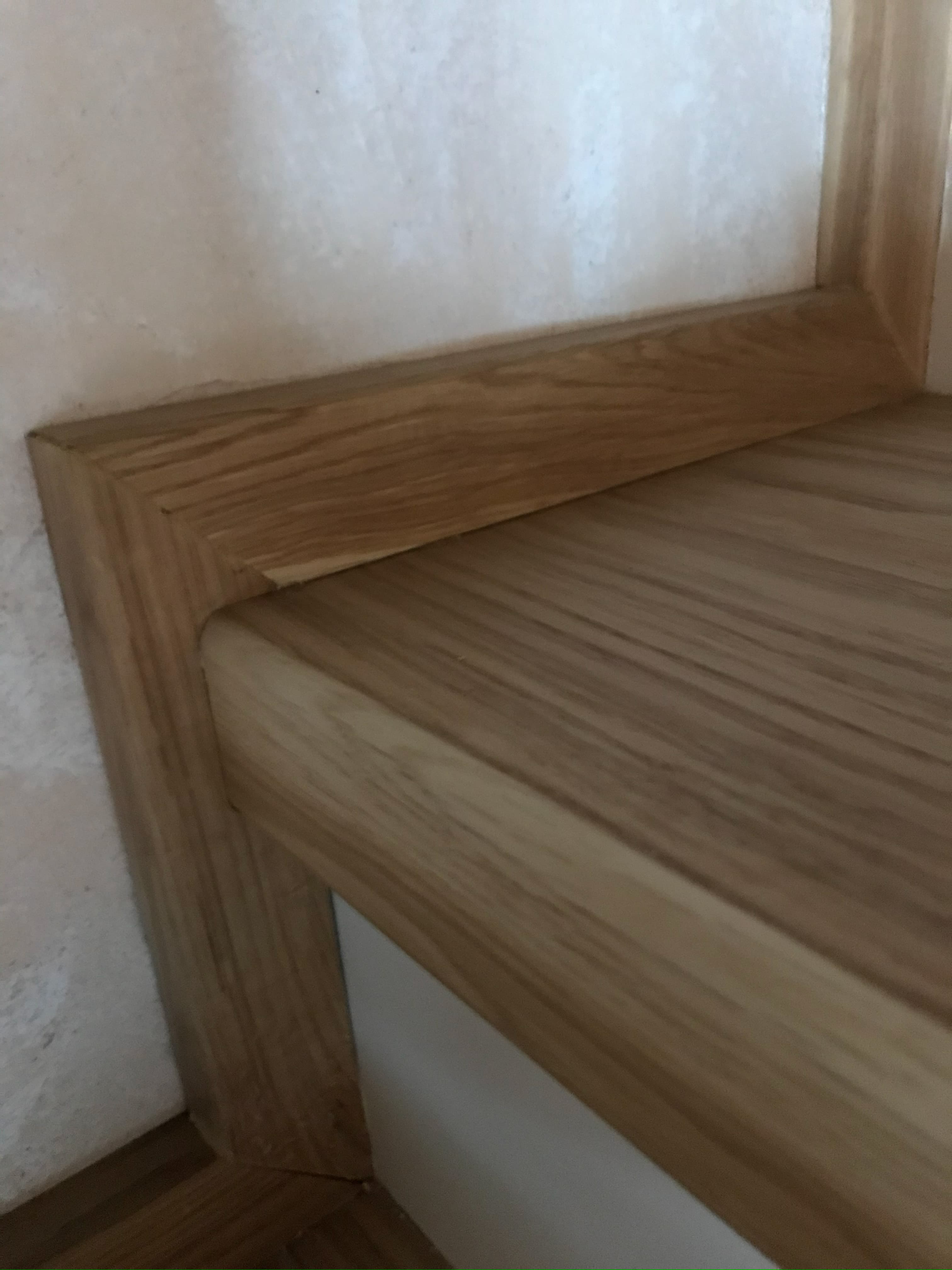 Аккуратный плинтусиз дуба вдоль стены