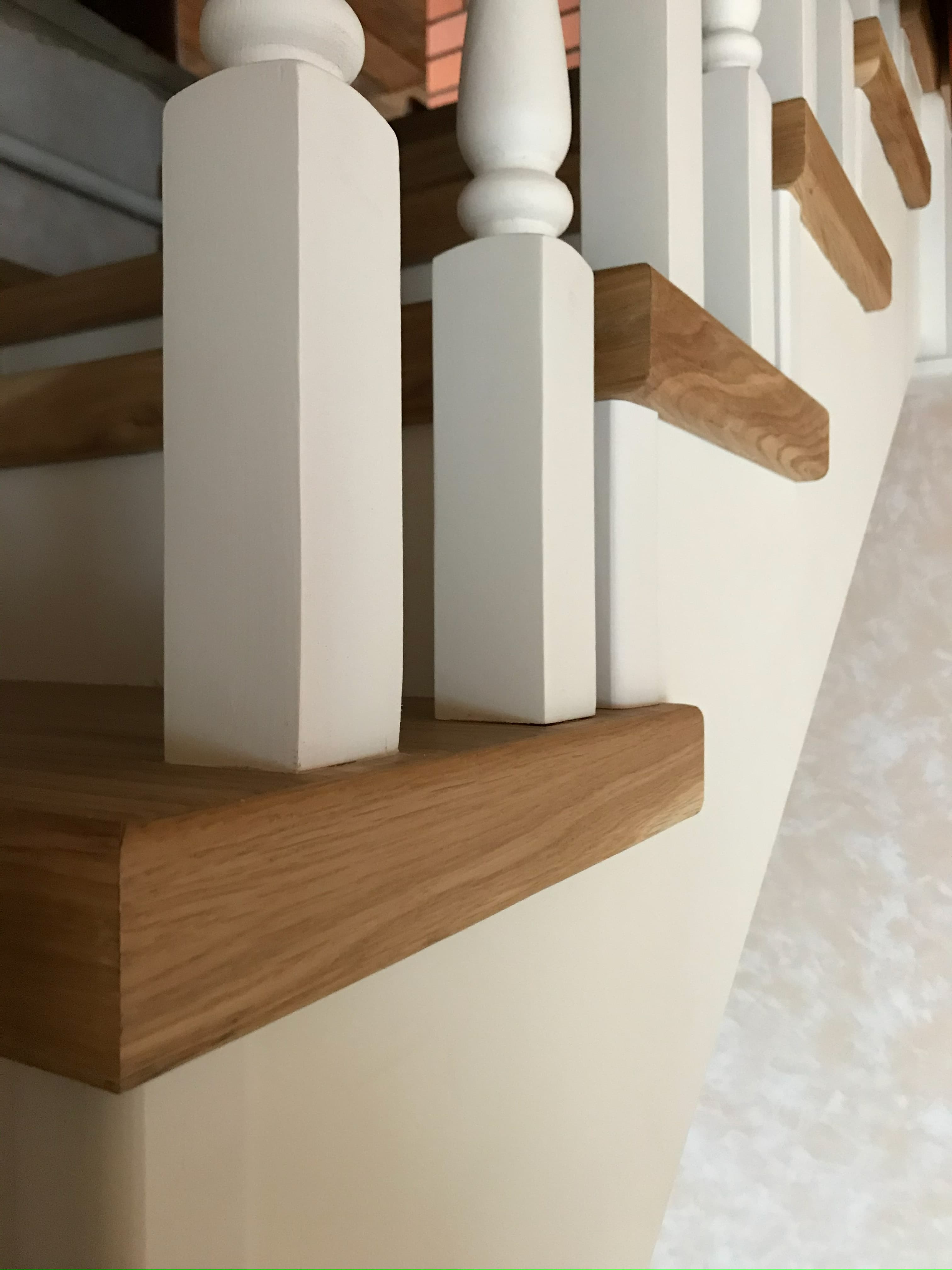 Красивые стыки деталей лестницы на мансарду