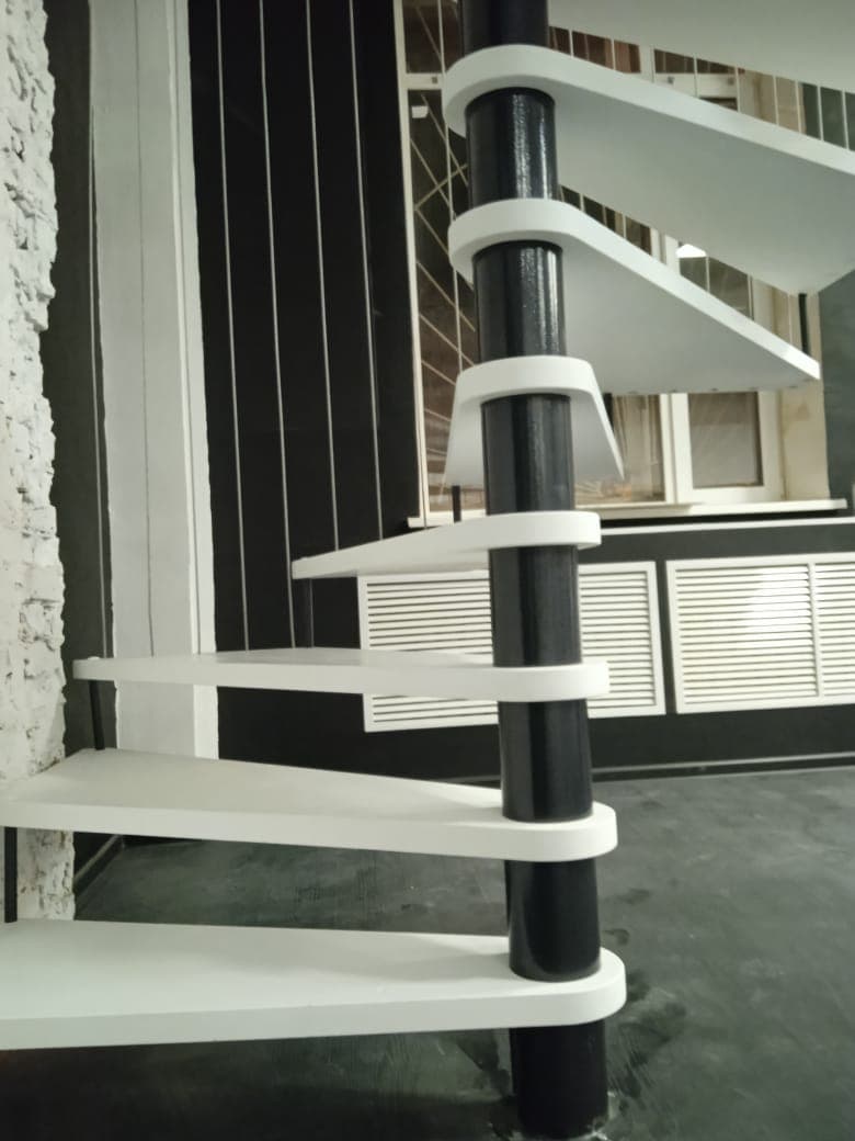 Опорная конструкция винтовой лестницы из металлической трубы и тросов