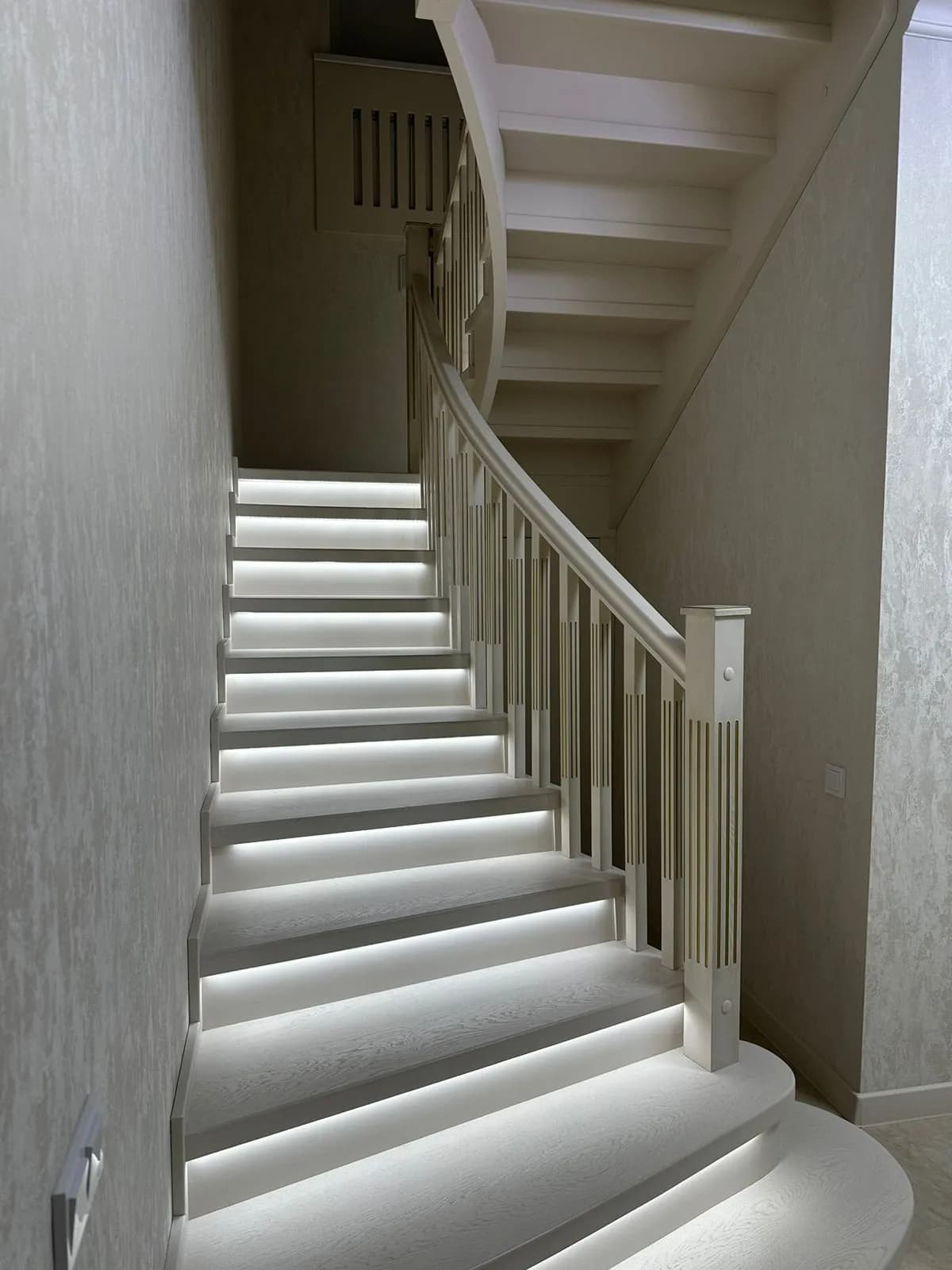 Деревянная лестница с подсветкой Саранск