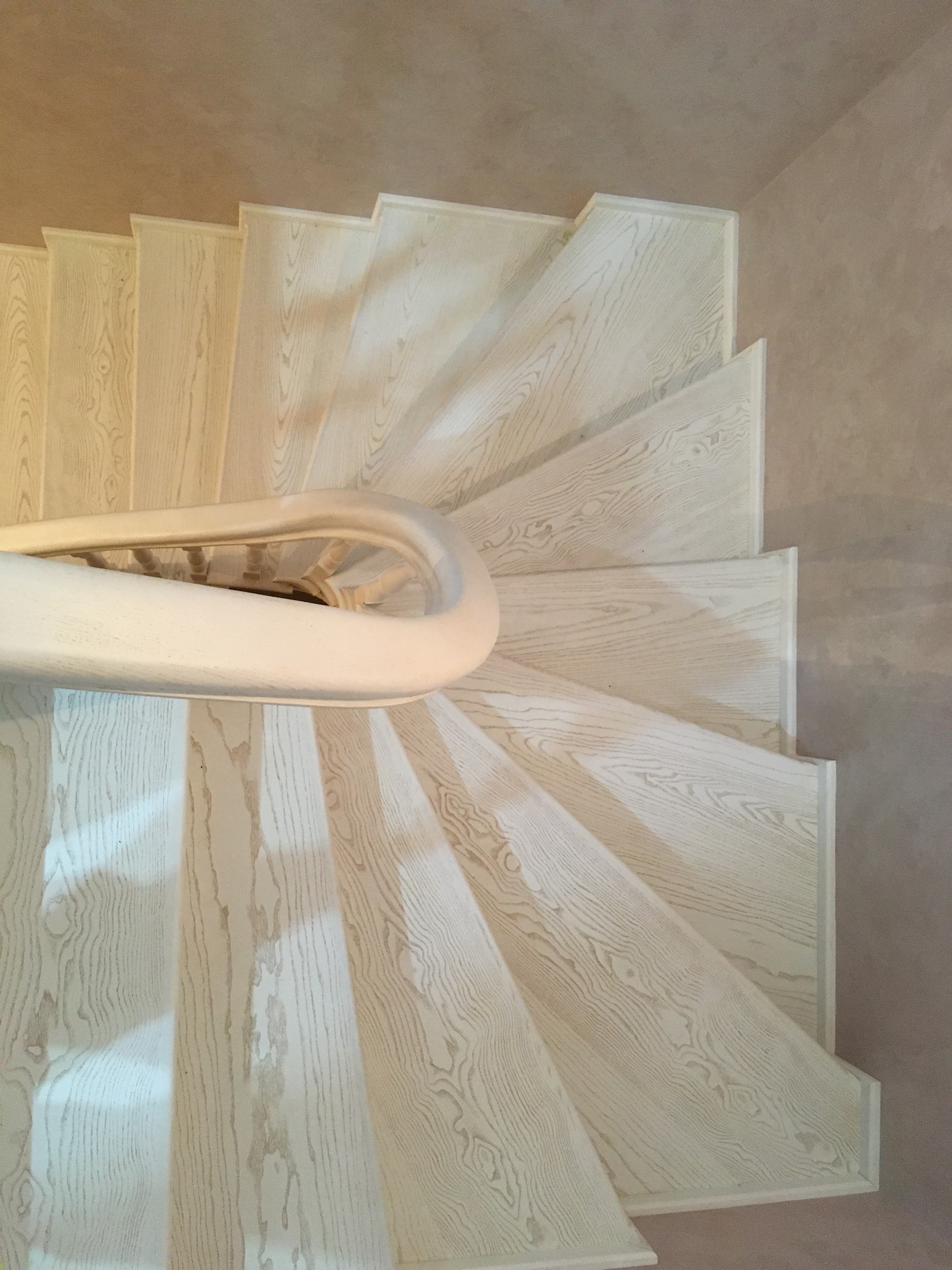 Белая спиральная лестница в Саранске