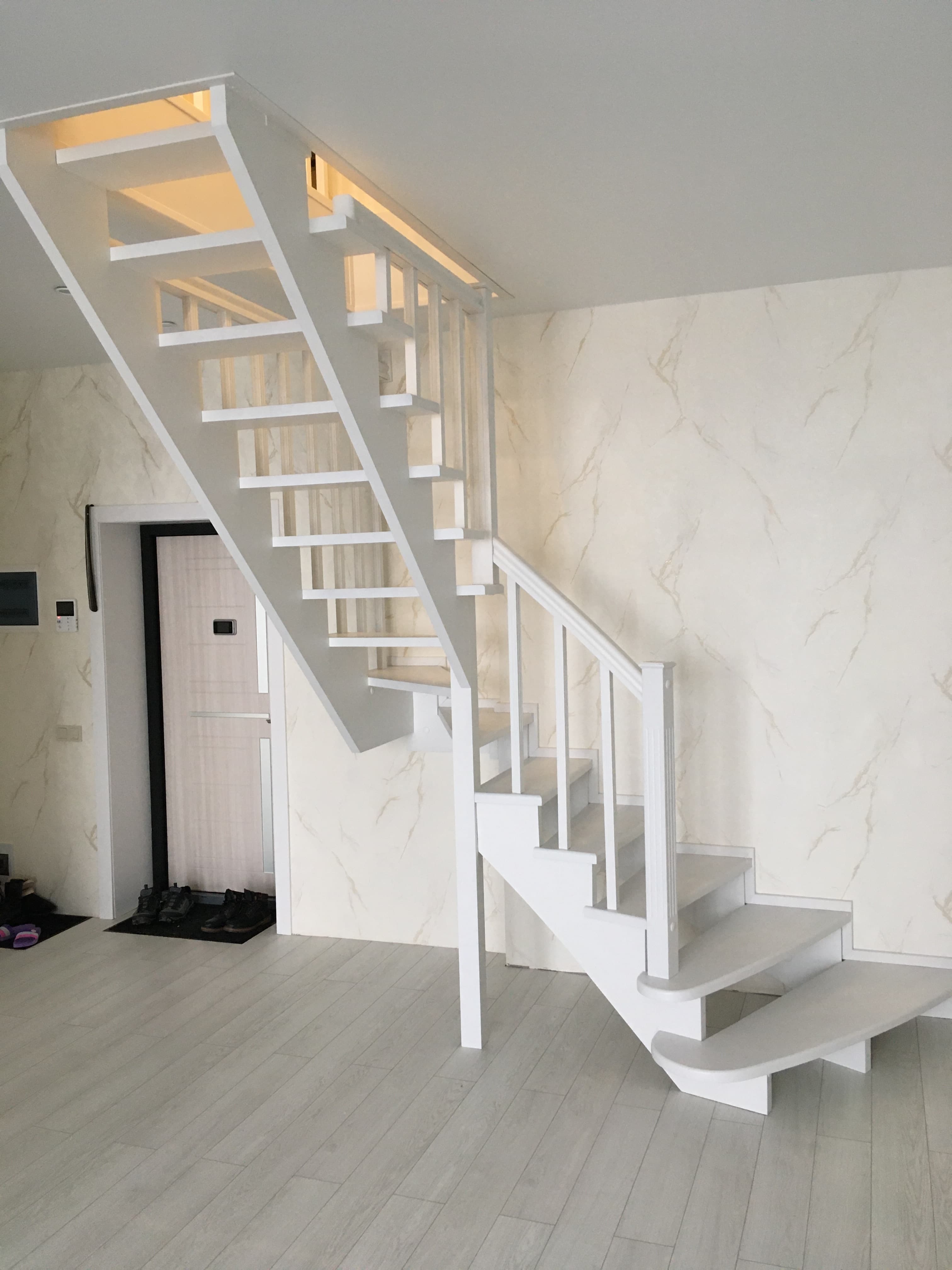 Лестница в двухуровневую квартиру в Саранске